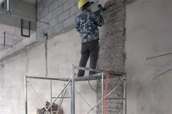 墻面剔鑿破碎，漲模剔鑿